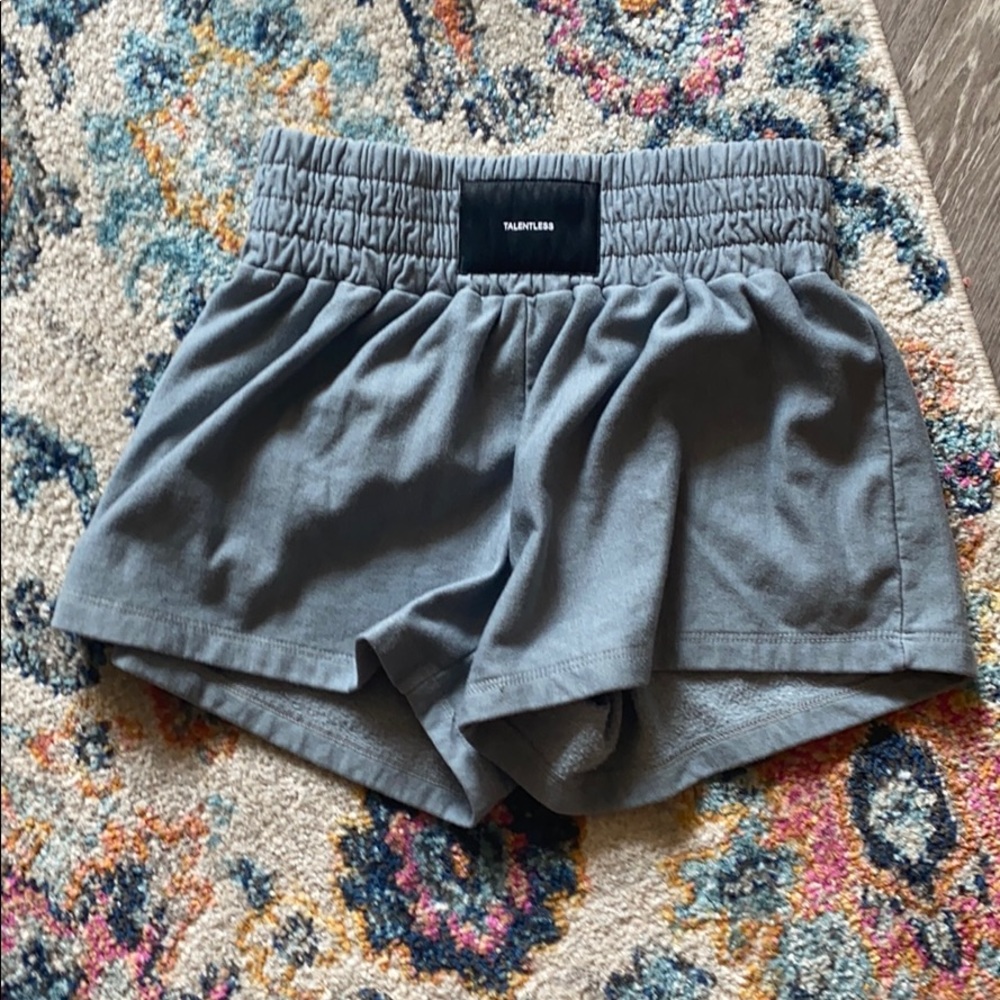 TALENTLESS SHORTS SIZE M in color led